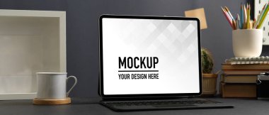 Bilgisayarla, kırtasiyeyle, kamerayla ve ev ofisindeki kare maketi kırpma yöntemiyle çalışabilir görüntüler. 