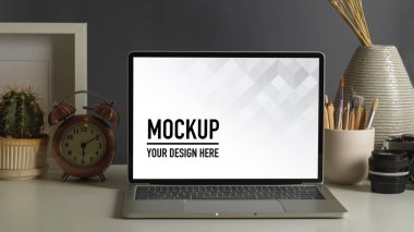 Çalışma alanının görüntüsünü laptop, kırtasiye ve dekorasyonla kapat, ofis odasında, kırpma yolu