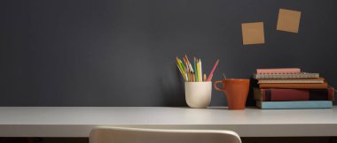 Çalışma masasının görünümü fotokopi odası, kitaplar ve kırtasiye malzemeleriyle kapatılsın