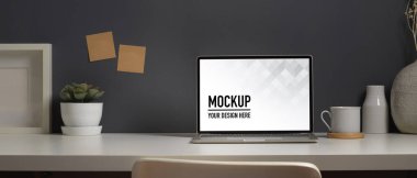 Çalışma odasındaki dizüstü bilgisayar, dekorasyon ve kopyalama alanı ile çalışma ortamının görüntüsünü kapat, kırpma yolu