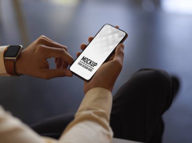 Ofis odasında rahatça oturup yol keserken akıllı telefon kullanan işadamlarının görüntüsünü kapat