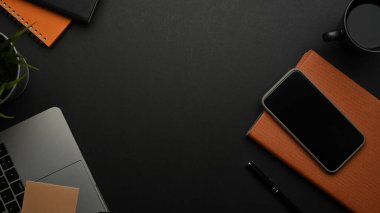 Akıllı telefon, kırtasiye, dizüstü bilgisayar ve fotokopi odasındaki çalışma alanının üst görünümü
