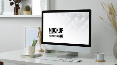 Bilgisayarı, malzemeleri ve dekorasyonları olan asgari ofis odası, kırpma yolu.