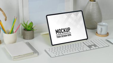 Tablet, klavye, malzeme ve dekorasyonlu minimum ofis odası, kırpma yolu.