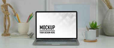 Ev ofis odasında dizüstü bilgisayar, kahve fincanı ve süslemelerle beyaz konsept çalışma alanı, kırpma yolu