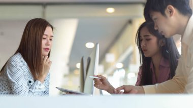 Modern toplantı odasında iş adamlarının projelerinde buluşmalarının yan görünüşü