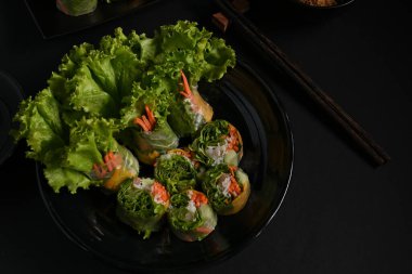 Vietnam böreklerinin ve arka planda sebzelerin üst görüntüsü, Asya 'nın iştahı. 