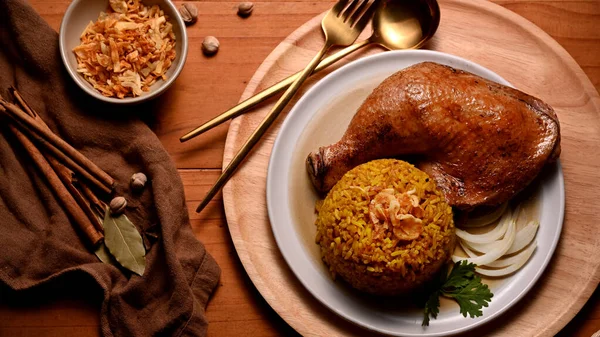 식탁에 양파와 내놓은 양념을 맛있는 닭고기 버라니의 — 스톡 사진