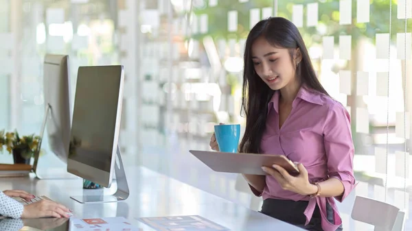 Portret Van Vrouwelijke Kantoormedewerker Die Informatie Leest Digitale Tablet Koffiebeker — Stockfoto