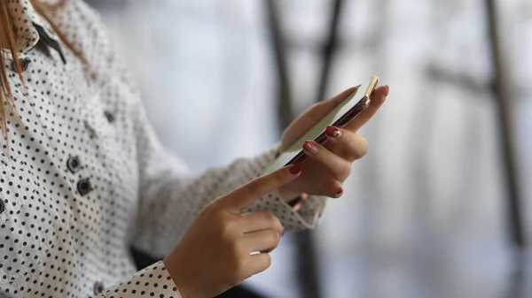 Side View Female Hands Using Smartphone Blurred Background — Stock Photo, Image