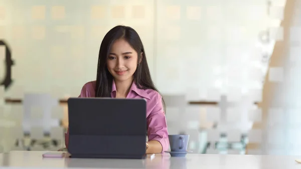 Retrato Trabalhadora Escritório Sexo Feminino Trabalhando Com Tablet Sala Escritório — Fotografia de Stock