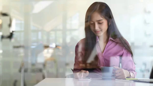 Uitzicht Door Glazen Wand Van Zakenvrouw Ontspannen Met Smartphone Koffiekopje — Stockfoto