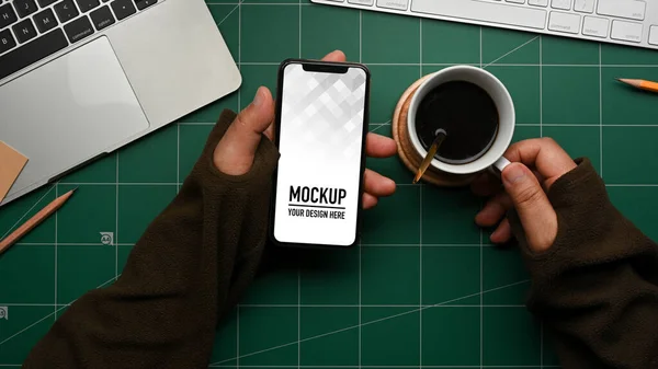 Boven Schot Van Mannelijke Hand Houden Smartphone Koffiekop Snijplank — Stockfoto