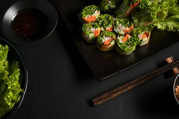 Ovanifrån Vietnamesiska Vårrullar Med Doppsås Och Grönsaker Matbordet — Stockfoto