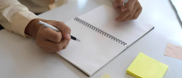 Vista Perto Mão Masculina Escrevendo Livro Notas Branco Mesa Reunião — Fotografia de Stock