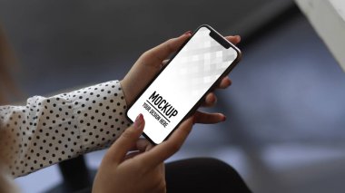 Akıllı telefonla rahatlarken akıllı telefon kullanan bir kadının görüntüsünü kapat, kırpma yolunu da ekle