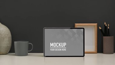 Çalışma odasındaki tablet, kırtasiye ve dekorasyonlarla çalışma tabletinin görünümünü kapat, kırpma yolu