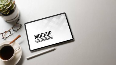 Tabletli çalışma alanı manzarası, kahve fincanı. gözlük ve kopyalama alanı beyaz tablo, kırpma yolu