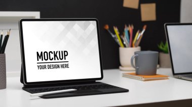 Tablet, kırtasiye malzemesi, malzeme ve dekorasyonla birlikte çalışma masasının çekimleri.