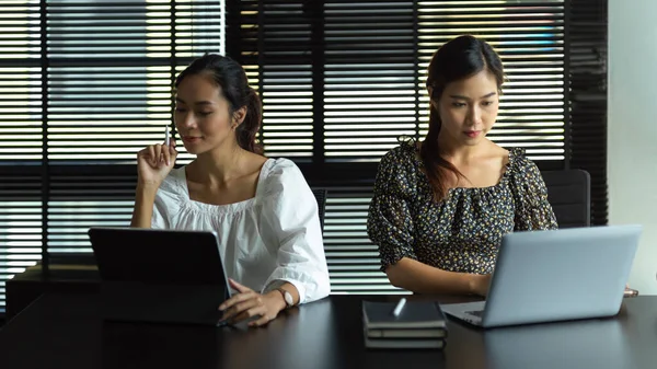 Retrato Duas Empresárias Trabalhando Com Tablet Laptop Juntas Sala Reuniões — Fotografia de Stock