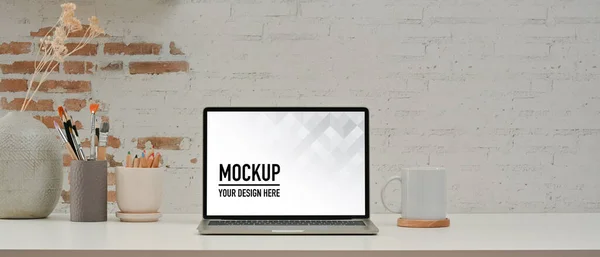 ノートパソコン 塗料ブラシと自宅のオフィスの装飾とワークスペースのビューを閉じます — ストック写真