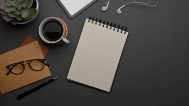 Boş defter, kahve fincanı, bardak, malzeme ve fotokopi alanı ile en iyi çalışma görünümü