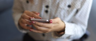 Akıllı telefondan mesaj atan kadınların el görüntülerini kapat 