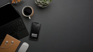 Akıllı telefon, klavye, malzeme ve masadaki kopyalama alanı ile çalışma alanının üst görünümü, kırpma yolu