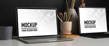 Tablet, kitap, kırtasiye ve dekorasyonlu ev ofis masasının yan görünümü, kırpma yolunu içerir