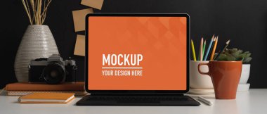 Çalışma alanının görüntüsünü tablet, kırtasiye ve malzemelerle kapat.