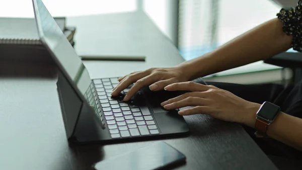 Zijaanzicht Van Vrouwelijke Handen Typen Tablettoetsenbord Werktafel Kantoorruimte — Stockfoto