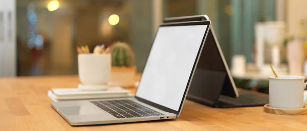 Tiro Cortado Mesa Reunião Com Dois Laptops Material Escritório Sala — Fotografia de Stock