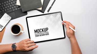 Tablet, akıllı telefon ve ofis malzemeleriyle çalışan işadamlarının en üst görünümü, kırpma yolunu içerir