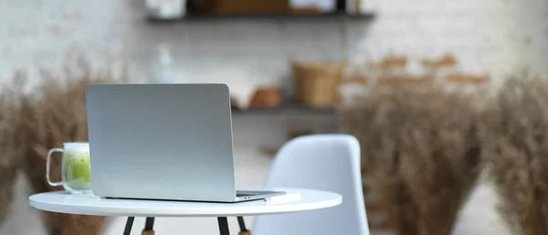 Vista Cercana Del Espacio Trabajo Portátil Con Computadora Portátil Taza —  Fotos de Stock