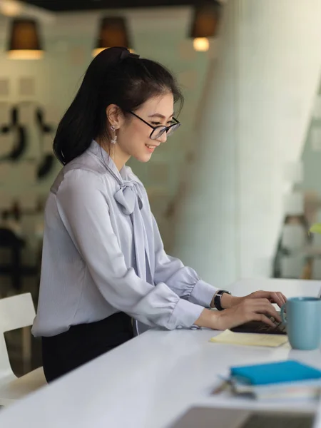 Zijaanzicht Van Vrouwelijke Kantoormedewerker Werkend Met Kantoorbenodigdheden Moderne Kantoorruimte — Stockfoto