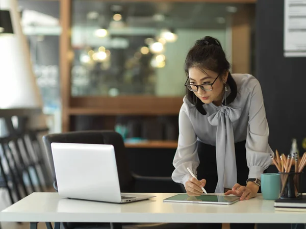 Porträt Einer Geschäftsfrau Die Bürotisch Büro Steht Und Arbeitet — Stockfoto