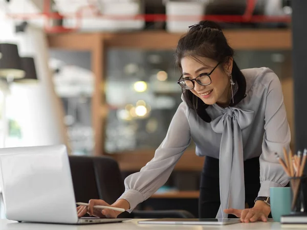 Potret Pengusaha Wanita Yang Bekerja Dengan Laptop Saat Berdiri Meja — Stok Foto