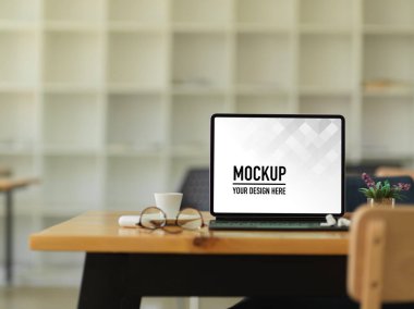 Modern ofis odasındaki dijital tablet ve ofis malzemeleriyle çalışabilir görünümü kapat