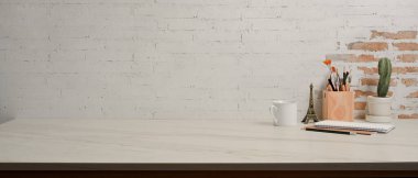 Çalışma odasının görünümü fotokopi alanı, kırtasiye malzemesi, kaktüs tenceresi ile kapalı