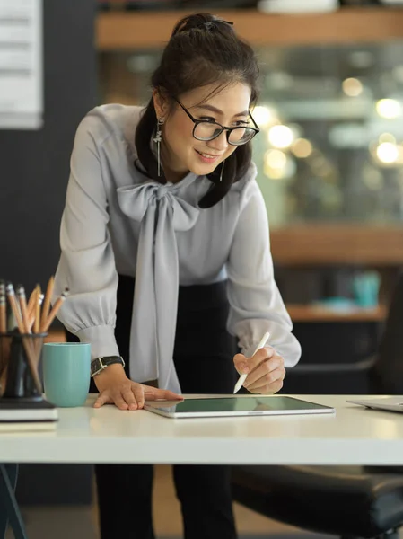 Portret Bizneswoman Pracującej Tabletem Cyfrowym Stojącej Przy Biurku — Zdjęcie stockowe