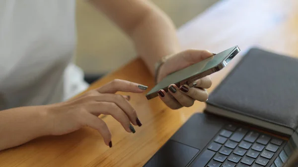 Vista Lateral Mano Femenina Usando Smartphone Mientras Trabaja Con Tableta — Foto de Stock