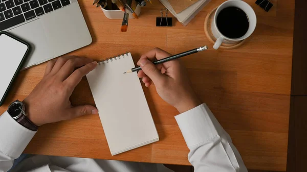 Visão Superior Escrita Manual Masculina Notebook Branco Mesa Trabalho Madeira — Fotografia de Stock