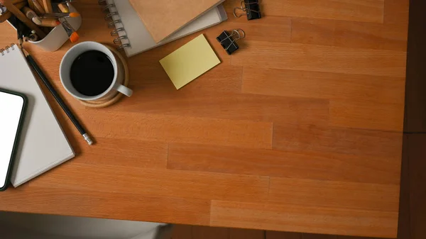 Vista Superior Mesa Madera Con Taza Café Cuadernos Papelería Espacio — Foto de Stock