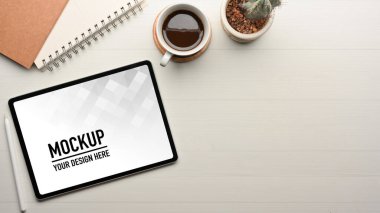 Çalışma alanının en üst görünümü tablet, defter, kahve fincanı ve fotokopi odası