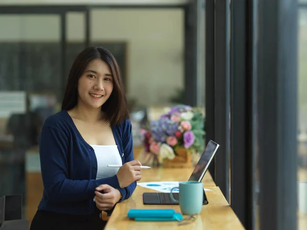 女大学生在咖啡店配餐时对着相机微笑的肖像 — 图库照片