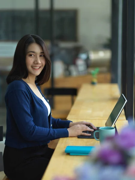 Portrait Female University Student Smiling Camera While Doing Assignment Tablet — Stock Photo, Image