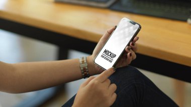 Kafe 'de otururken akıllı telefon tutan kadınların görüntüsünü kapat, kırpma yolunu da ekle