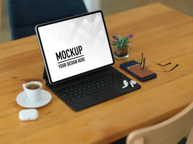 Birlikte çalışma alanındaki tablet, akıllı telefon ve aksesuarlarla taşınabilir çalışma alanının üst görünümü 