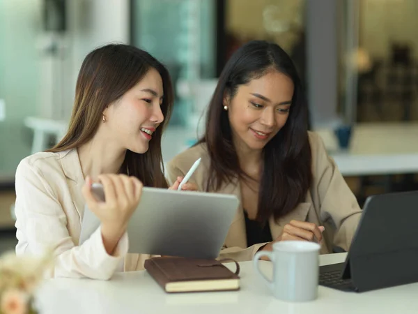 Portretten Van Twee Zakenvrouwen Die Met Elkaar Praten Terwijl Kantoorruimte — Stockfoto