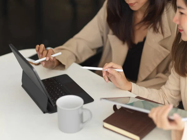Tiro Cortado Duas Mulheres Negócios Que Trabalham Conjunto Com Tablet — Fotografia de Stock